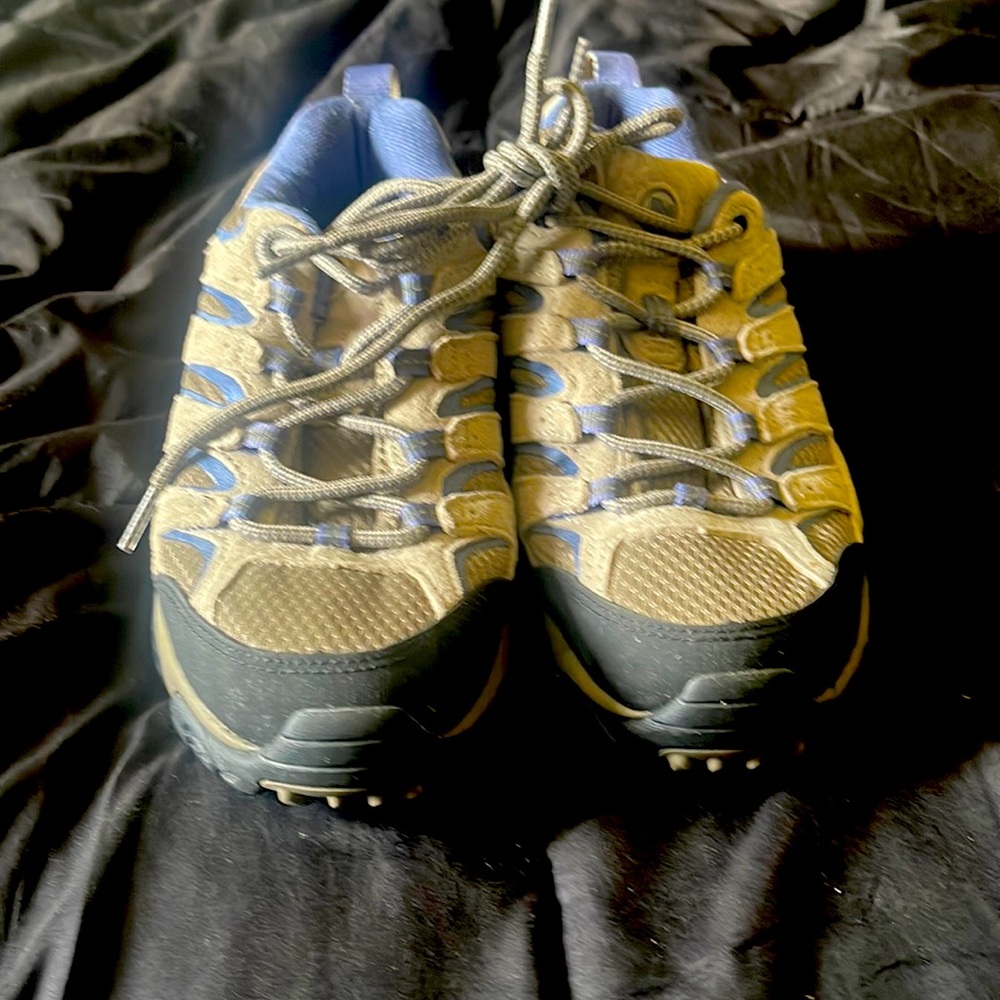 Merrell Moab2 hiking shoe. Size 7 US. Barely worn, like new.